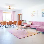 The Lazy Sunbathers Apartment *