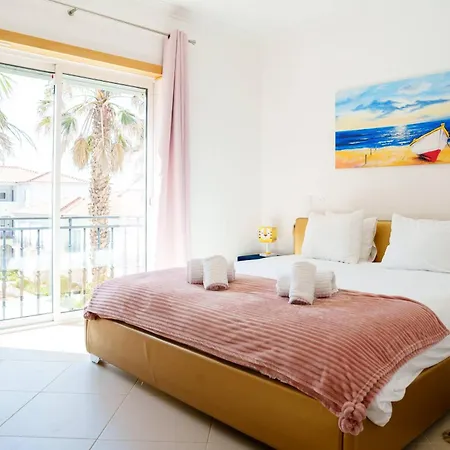 The Lazy Sunbathers, Del Rei, Obidos, B11 * Óbidos