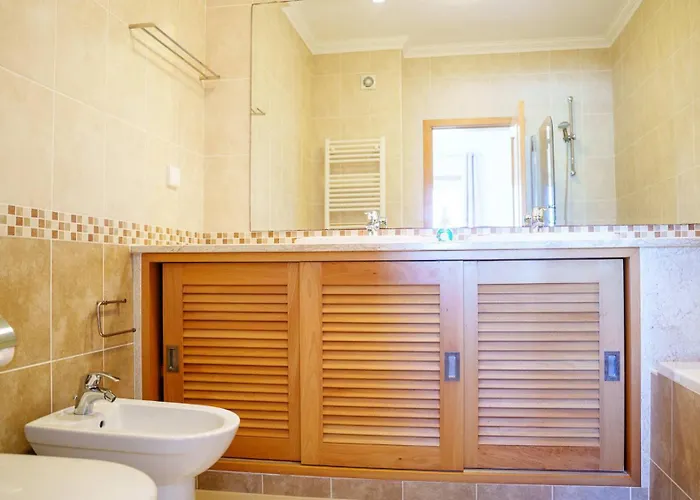 The Lazy Sunbathers, Del Rei, Obidos, B11 アパート *