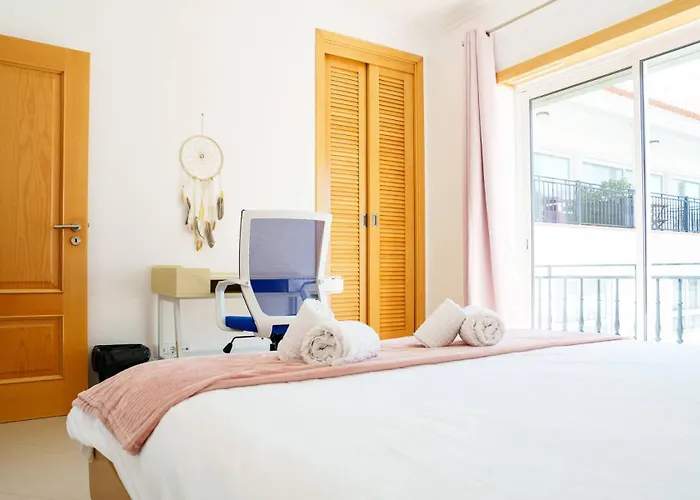 The Lazy Sunbathers, Del Rei, Obidos, B11 アパート